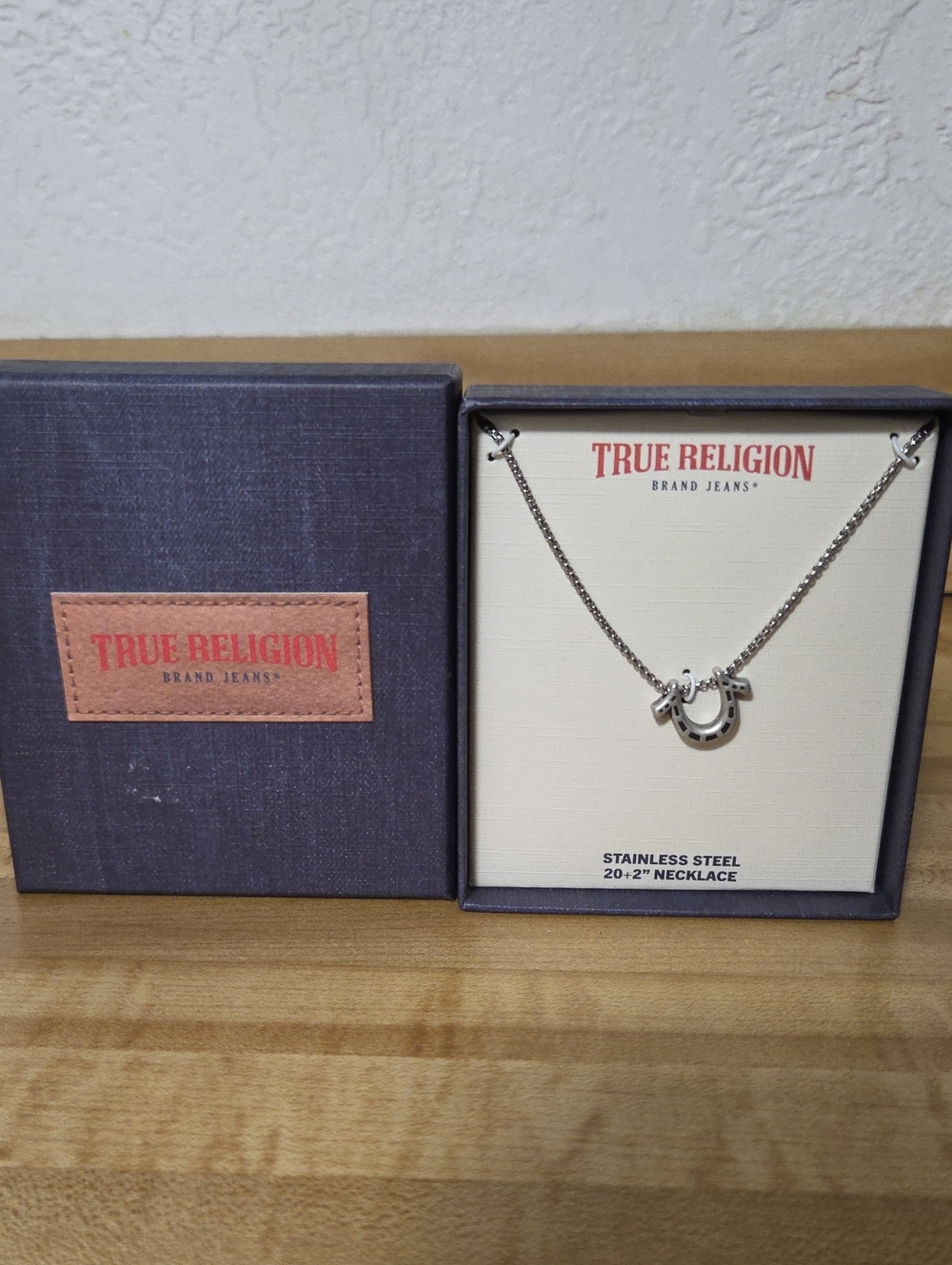 NWT "True Religion" Horseshoe Medallion Stainless Steel Men's Necklace (Unisex) - Picture 2 of 3